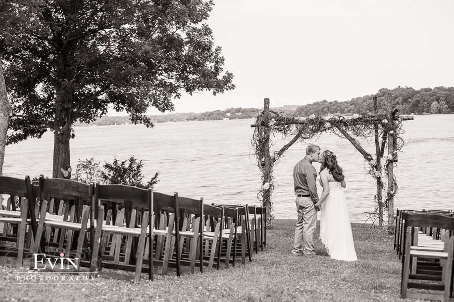 Old Hickory Lake Wedding with floating lanterns in Nashville, TN wedding photographer Evin Photography (17)
