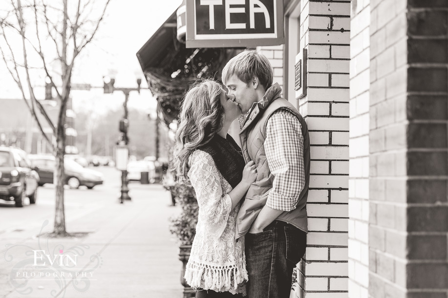 Downtown_Franklin_TN_Engagement_Photos-Evin Photography-6