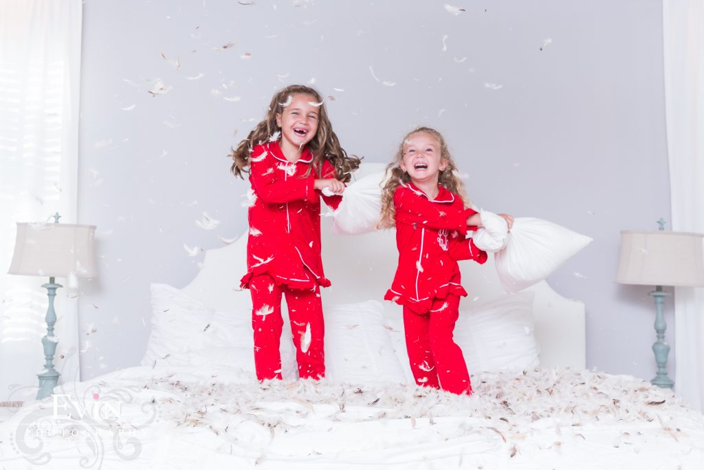christmas_pjs_red_and_white_pillow_fight_photos-evin_photography-10