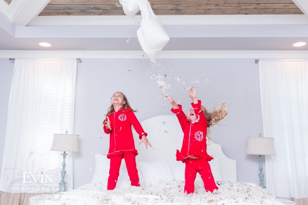 christmas_pjs_red_and_white_pillow_fight_photos-evin_photography-11
