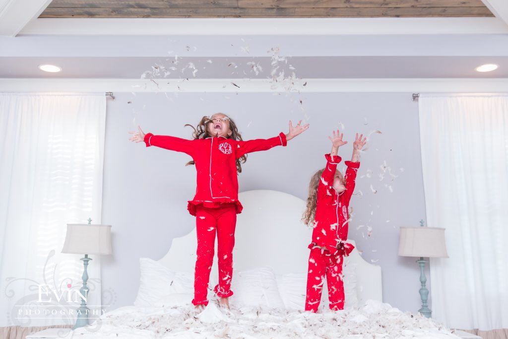 christmas_pjs_red_and_white_pillow_fight_photos-evin_photography-12