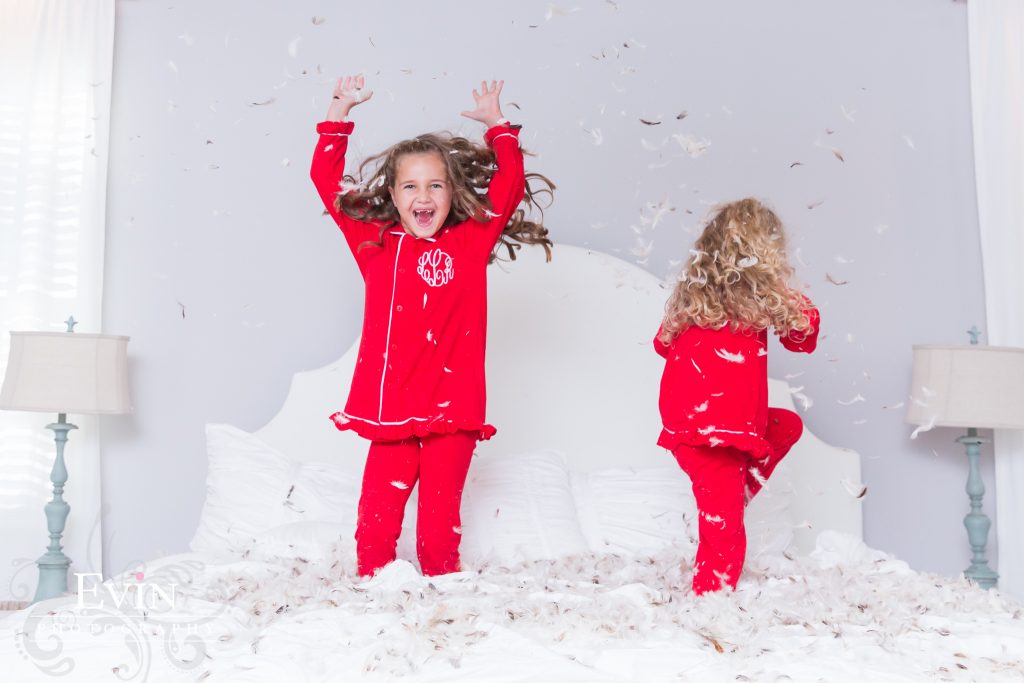 christmas_pjs_red_and_white_pillow_fight_photos-evin_photography-13