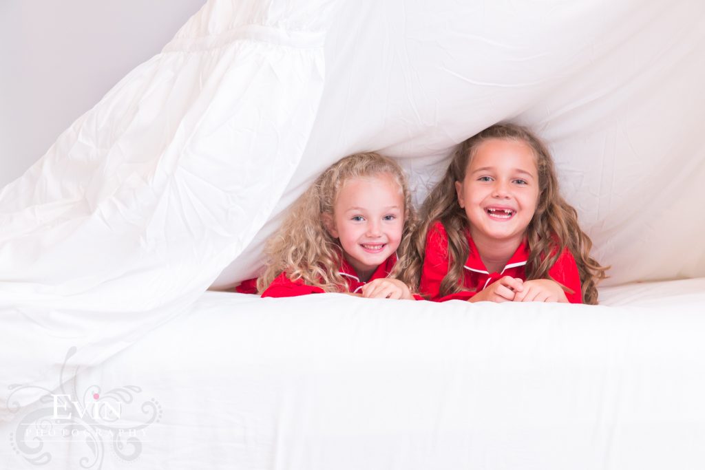 christmas_pjs_red_and_white_pillow_fight_photos-evin_photography-7