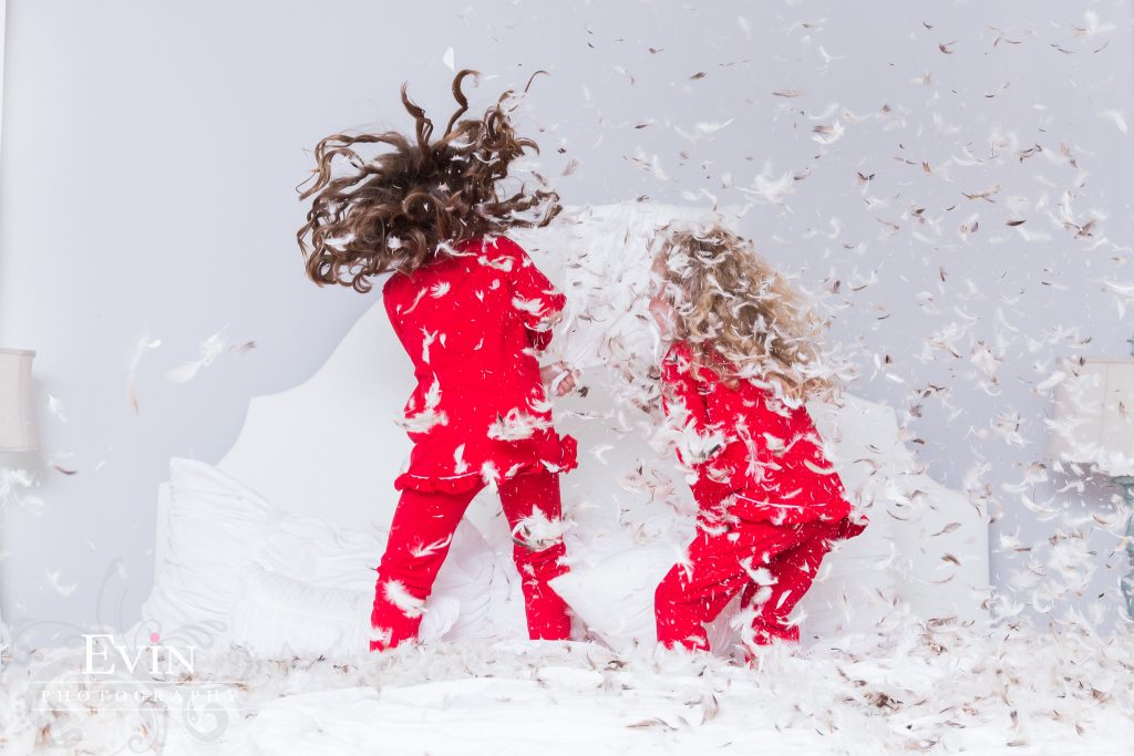christmas_pjs_red_and_white_pillow_fight_photos-evin_photography-9